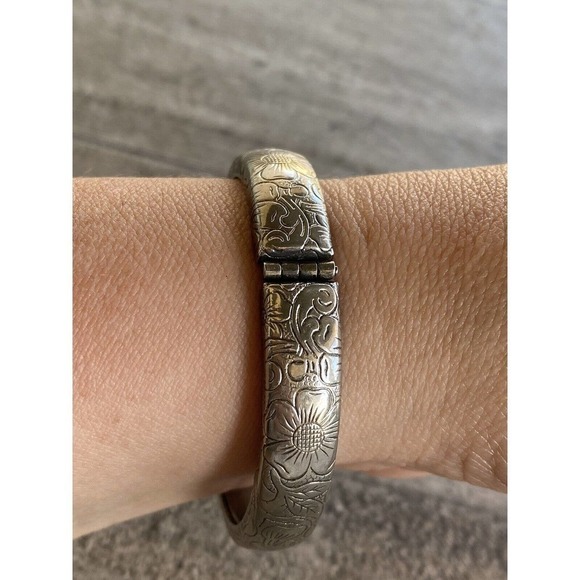 A beautiful vintage cuff bracelet with floral design features safety chain - Picture 9 of 12